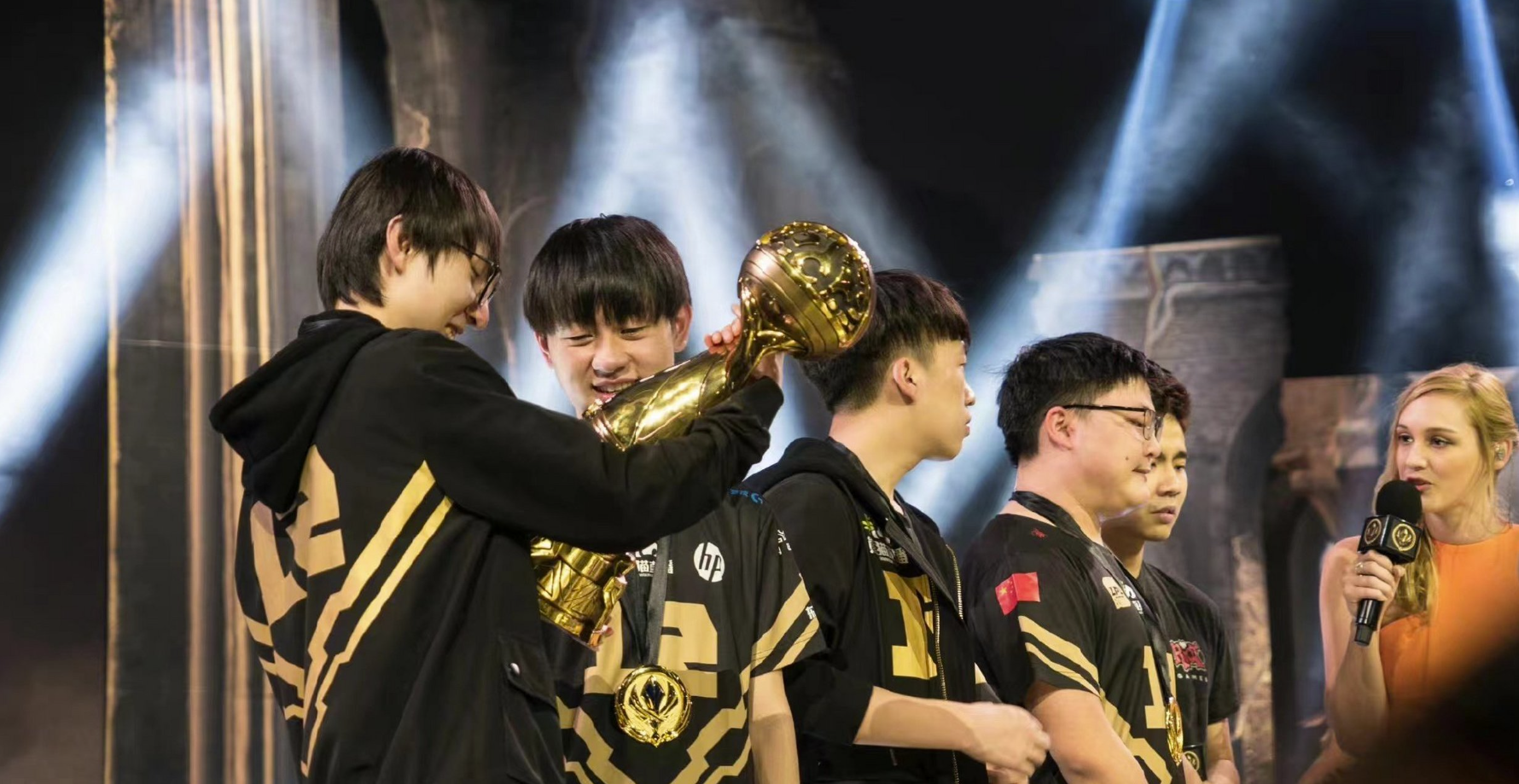 RNG不断突破！，穆雷连续十二场比赛得分超过晋级下一阶段观众掌声雷动