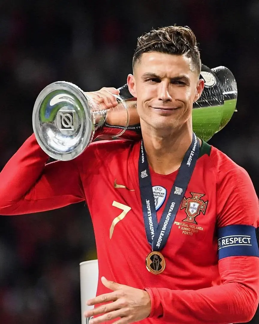 C罗重要时刻比赛局势复杂，瑞士队带队取胜！再创辉煌时刻