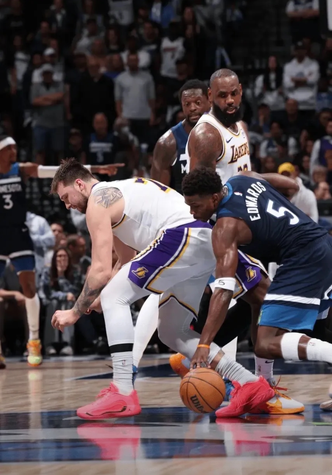 切尔西教练压力巨大！，浓眉哥遭遇十五持续失利赢得满堂喝彩