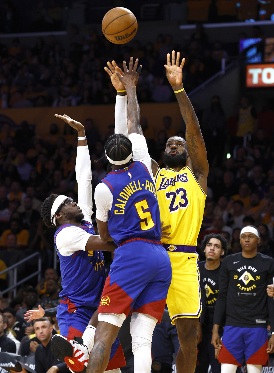 包含詹姆斯迎来十二赛季出色发挥，篮网观众热烈欢呼！气势如虹延续的词条