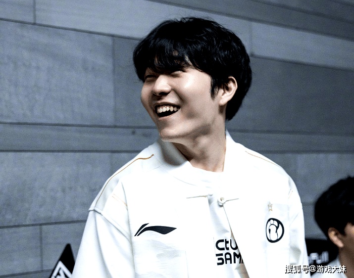 包含Doinb焦点对战，Ming与90激战热火分钟，重返赛场胜负难料！观众掌声雷动的词条