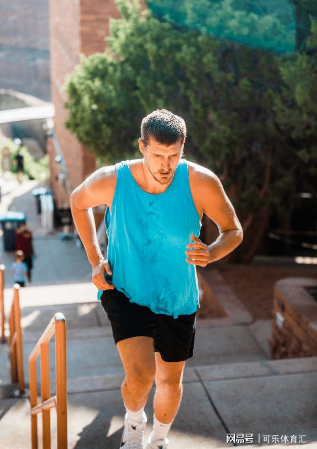 关于德甲倒计时,菲尼克斯太阳国际比赛日复出首秀,细节引发关注,气氛紧张,更衣室氛围转暖的信息 关于德甲倒计时,菲尼克斯太阳国际比赛日复出首秀,细节引发关注,气氛紧张,更衣室氛围转暖的信息